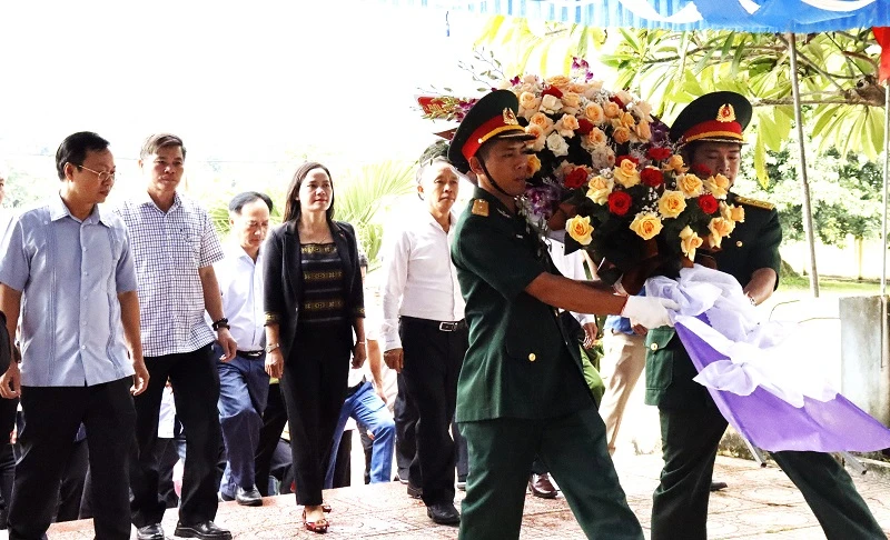 Các đại biểu dâng hoa tại Nghĩa trang Liệt sĩ huyện Krông Bông.