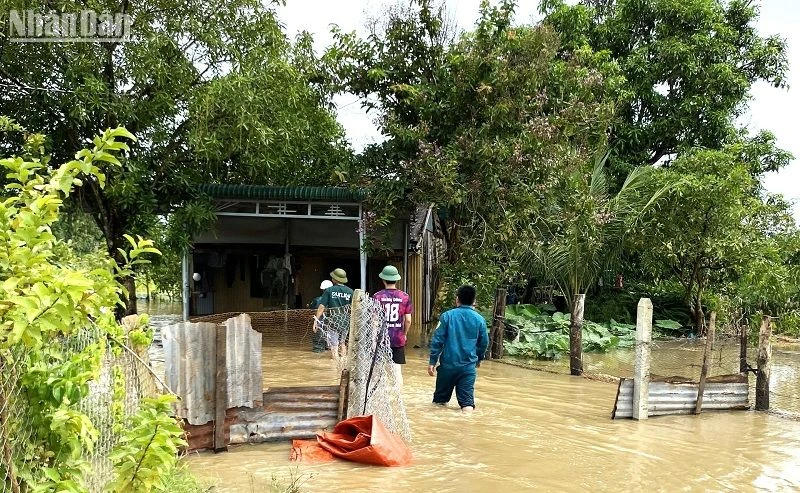 Một nhà dân ở xã Ea Rốk, huyện Ea Súp bị ngập nước.