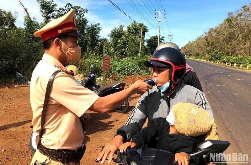 Lực lượng cảnh sát giao thông kiểm tra nồng độ cồn người điều khiển xe máy.