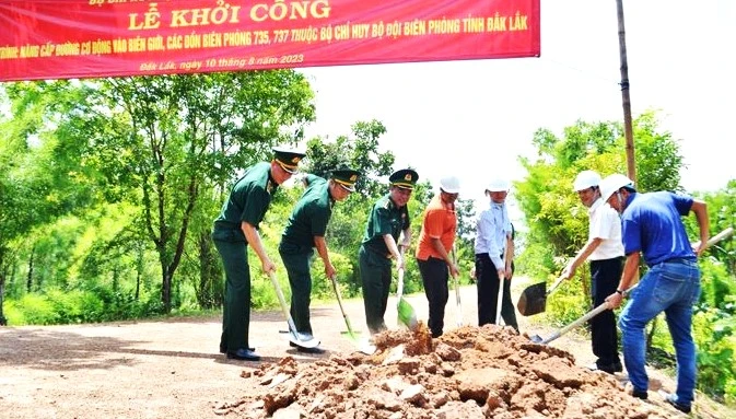 Lãnh đạo Bộ Chỉ huy Bộ đội Biên phòng tỉnh Đắk Lắk và các đơn vị thực hiện nghi thức khởi công công trình. (Ảnh: NGỌC LÂN)