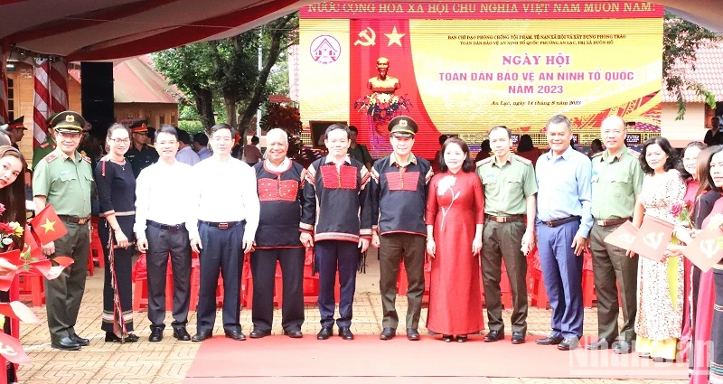 Phó Thủ tướng Trần Lưu Quang với lãnh đạo tỉnh Đắk Lắk và thị xã Buôn Hồ.