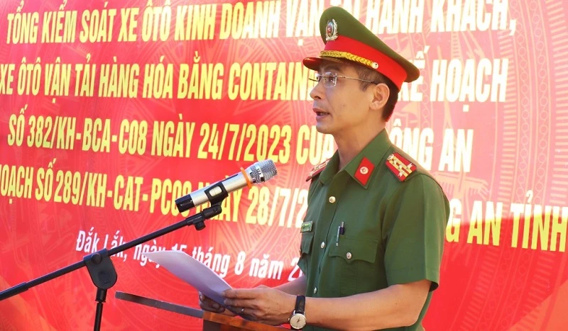 Đại tá Trần Bình Hưng, Phó Giám đốc Công an tỉnh Đắk Lắk phát biểu giao nhiệm vụ tại lễ ra quân.
