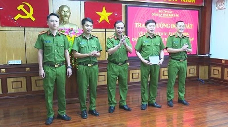 Đại tá Nguyễn Văn Bôn, Phó Giám đốc Công an tỉnh Đắk Lắk (người đứng giữa) trao thưởng đột xuất 10 triệu đồng cho tập thể Phòng Cảnh sát kinh tế.