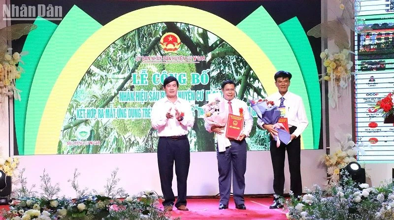 Phó Chủ tịch Ủy ban nhân dân tỉnh Đắk Lắk Nguyễn Thiên Văn trao chứng nhận nhãn hiệu "Sầu riêng Cư M'gar" cho lãnh đạo Ủy ban nhân dân huyện Cư M'gar.