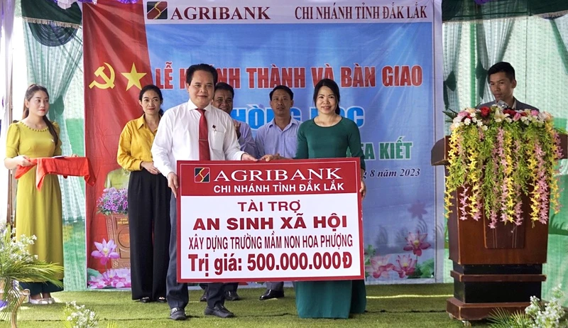 Giám đốc Agribank Đắk Lắk Vương Hồng Lĩnh trao biển tượng trưng tài trợ xây dựng hai phòng học tại Phân hiệu buôn H’Mông thuộc Trường mầm non Hoa Phượng, xã Ea Kiết.