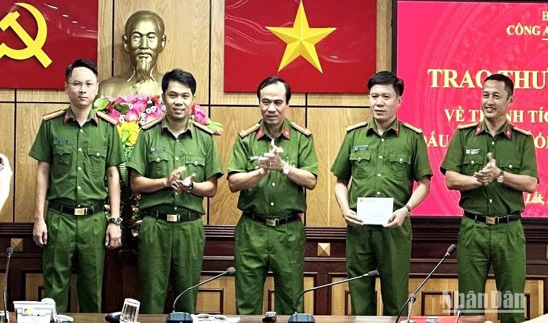 Lãnh đạo Công an tỉnh Đắk Lắk khen thưởng đột xuất cho Phòng Cảnh sát Kinh tế về thành tích xuất sắc trong công tác đấu tranh phòng, chống buôn lậu. 