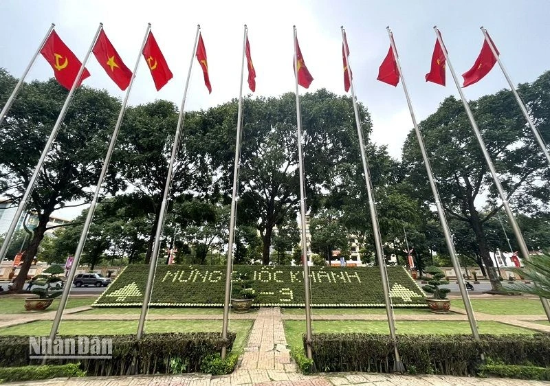 Khu vực trung tâm Quảng trường 10/3 thành phố Buôn Ma Thuột được trang hoàng lộng lẫy kỷ niệm 78 năm Quốc khánh 2/9.