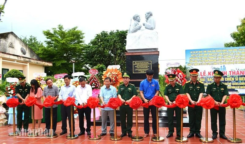 Đại diện các đơn vị cắt băng khánh thành tượng đài “Bác Hồ với chiến sĩ Biên phòng”. 