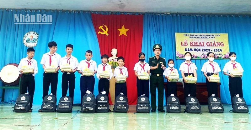 Đại diện Đồn Biên phòng Ia Rvê trao tặng quà cho các em học sinh tại Trường trung học cơ sở Nguyễn Thị Định, xã Ia Rvê, huyện Ea Súp.