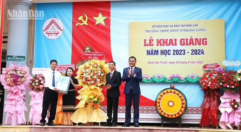 Phó Bí thư Tỉnh ủy Đắk Lắk Y Biêr Niê tặng lẵng hoa và quà của Thường trực Tỉnh ủy chúc mừng thầy và trò nhà trường nhân dịp lễ khai giảng năm học 2023-2024.