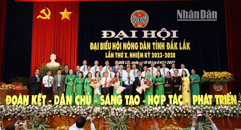 Ban Chấp hành Hội Nông dân tỉnh Đắk Lắk khóa X, nhiệm kỳ 2023-2028 ra mắt đại hội.