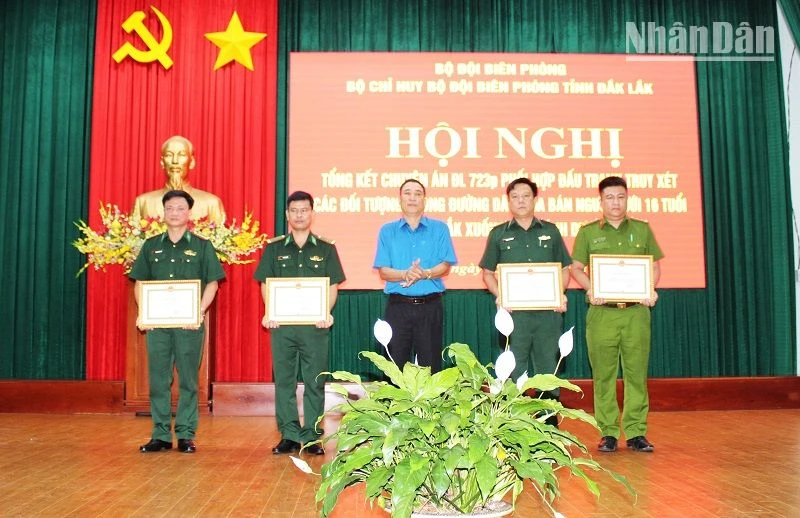 Phó Chủ tịch Ủy ban nhân dân tỉnh Đắk Lắk Võ Văn Cảnh tặng Bằng khen của Ủy ban nhân dân tỉnh cho các tập thể, cá nhân có thành tích xuất sắc trong chuyên án.