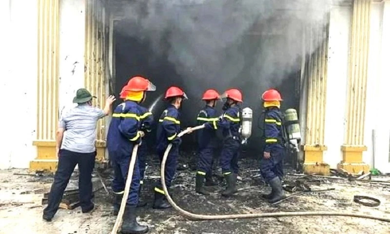 Lực lượng cảnh sát phòng cháy, chữa cháy và cứu nạn, cứu hộ Công an tỉnh Đắk Lắk nỗ lực dập tắt đám cháy.