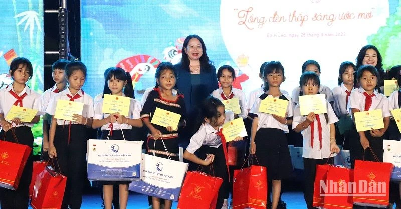 Phó Chủ tịch nước Võ Thị Ánh Xuân trao học bổng cho các em học sinh có hoàn cảnh khó khăn huyện Ea H’leo.