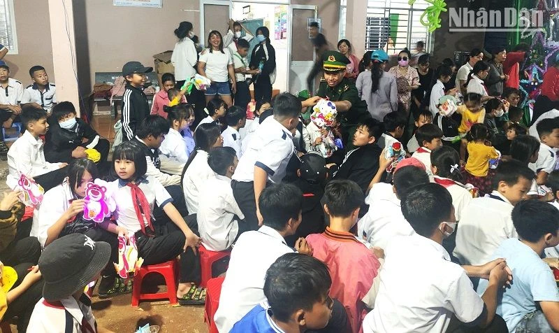 Đồn Biên phòng Bo Heng phối hợp với các đơn vị tổ chức Tết Trung thu và tặng quà cho các cháu thiếu niên, nhi đồng xã biên giới Krông Na, huyện Buôn Đôn.