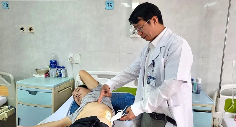 Bác sĩ Nguyễn Ngọc Hoàng thăm khám bệnh nhân N.V.Đ. sau ca phẫu thuật lấy sỏi san hô trên nền thận dị tật móng ngựa.