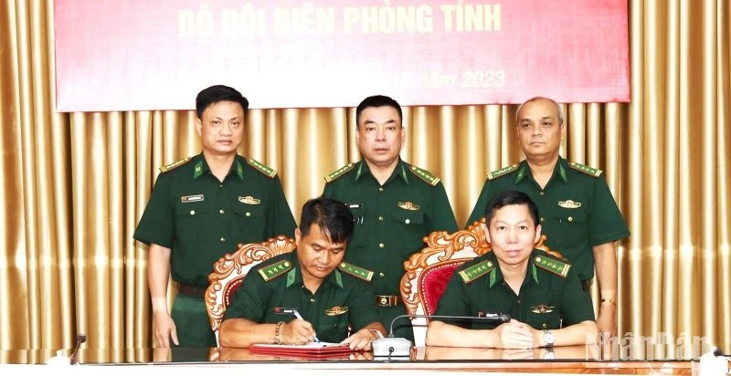 Ký kết bàn giao chức vụ Phó Chính ủy Bộ đội Biên phòng tỉnh Đắk Lắk.