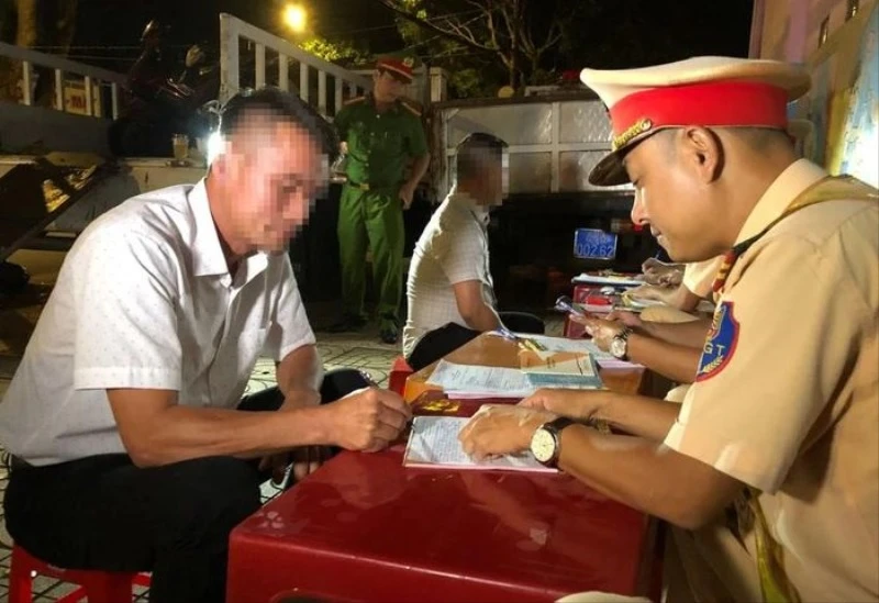 Lực lượng cảnh sát giao thông lập biên bản vi phạm của ông N.V.T vào tối 25/9. (Ảnh: Ngọc Hùng)