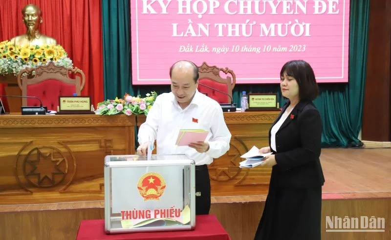 Các đại biểu Hội đồng nhân dân tỉnh Đắk Lắk bỏ phiếu lấy phiếu tín nhiệm những người giữ các chức vụ do Hội đồng nhân dân tỉnh bầu.
