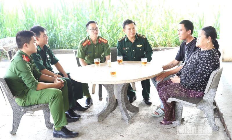 Cán bộ Đồn Biên phòng Đắk Ruê và Lực lượng Công an xã Ea Bung, huyện Ea Súp thăm hỏi, động viên gia đình có người bị lừa bán sang Trung Quốc.