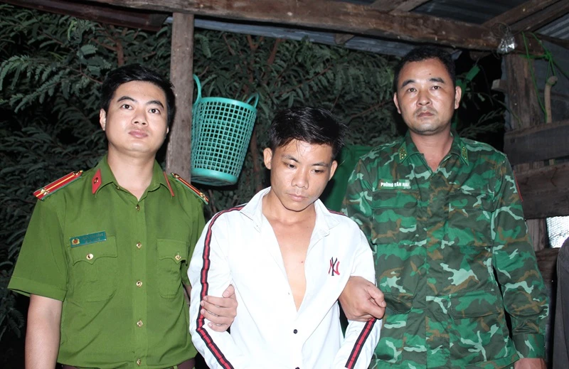 Lực lượng chức năng bắt giữ đối tượng Võ Văn Út về hành vi tàng trữ trái phép chất ma túy.