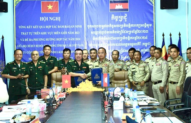 Lãnh đạo Bộ Chỉ huy Bộ đội Biên phòng tỉnh Đắk Lắk và Ty Công an tỉnh Mondulkiri ký kết biên bản hội đàm.