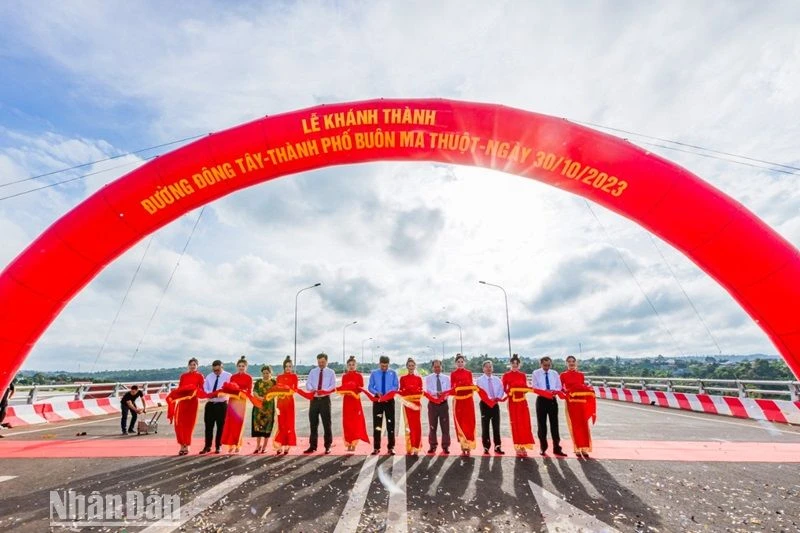 Lãnh đạo Thành ủy, Hội đồng nhân dân và Ủy ban nhân dân thành phố Buôn Ma Thuột cắt băng khánh thành công trình đường giao thông Đông-Tây.