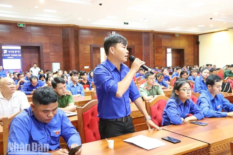 Các đoàn viên, thanh niên đặt câu hỏi đối thoại với lãnh đạo Ủy ban nhân dân tỉnh Đắk Lắk.