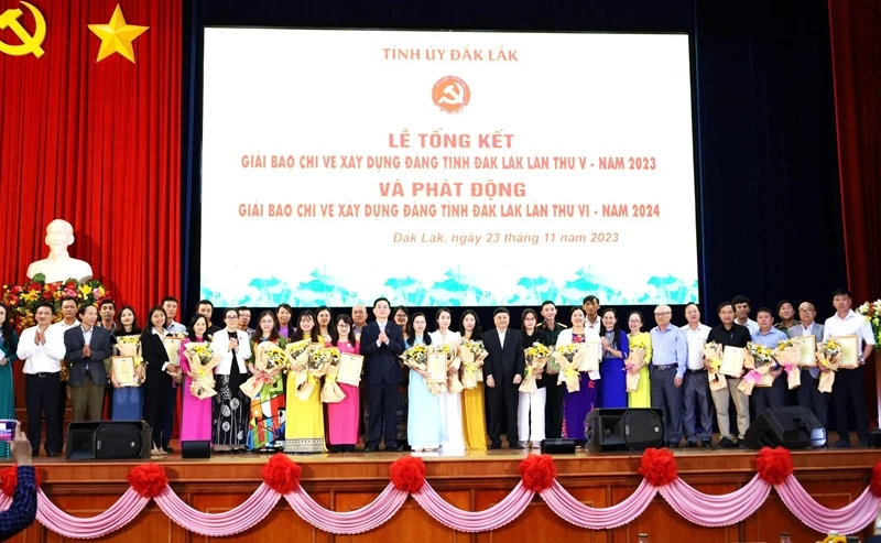 Đồng chí Nguyễn Đình Trung, Ủy viên Trung ương Đảng, Bí thư Tỉnh ủy Đắk Lắk và các đồng chí Thường trực Tỉnh ủy trao giải cho các tác giả và nhóm tác giả đoạt giải.