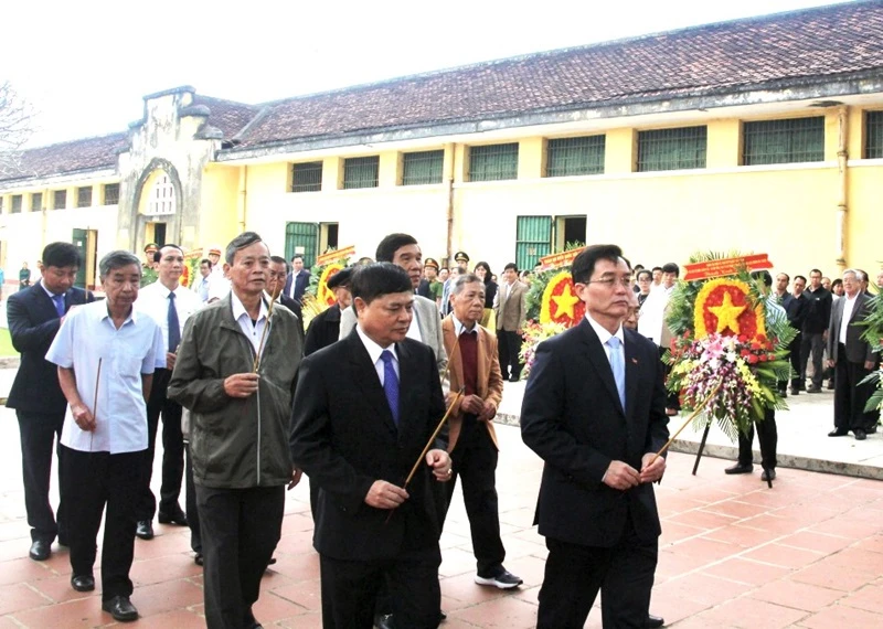 Đoàn đại biểu của Đảng bộ tỉnh Đắk Lắk dâng hương bày tỏ lòng thành kính, tri ân các chiến sĩ cộng sản, các cựu tù chính trị tại Nhà đày Buôn Ma thuột.