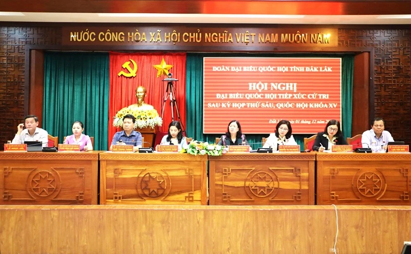 Đồng chí Bùi Thị Minh Hoài (người ngồi thứ tư từ phải qua) cùng đoàn đại biểu Quốc hội khóa XV tiếp xúc cử tri tỉnh Đắk Lắk. 