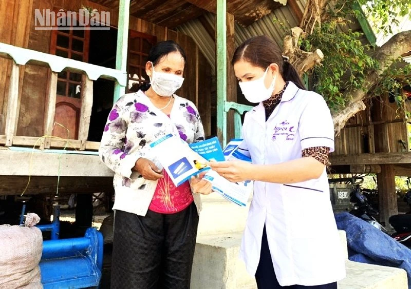 Cán bộ ngành y tế tỉnh Đắk Lắk tuyên truyền, hướng dẫn người dân cách phòng, chống bệnh viêm não Nhật Bản.