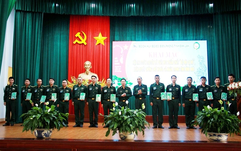 Lãnh đạo Bộ Chỉ huy Bộ đội Biên phòng tỉnh Đắk Lắk tặng quà lưu niệm cho các thí sinh tham gia hội thi. (Ảnh: NGỌC LÂN)