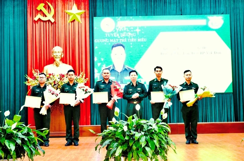 Đại tá Đỗ Quang Thấm, Chính ủy Bộ đội Biên phòng tỉnh Đắk Lắk tặng danh hiệu “Gương mặt trẻ tiêu biểu” cho 5 cá nhân.