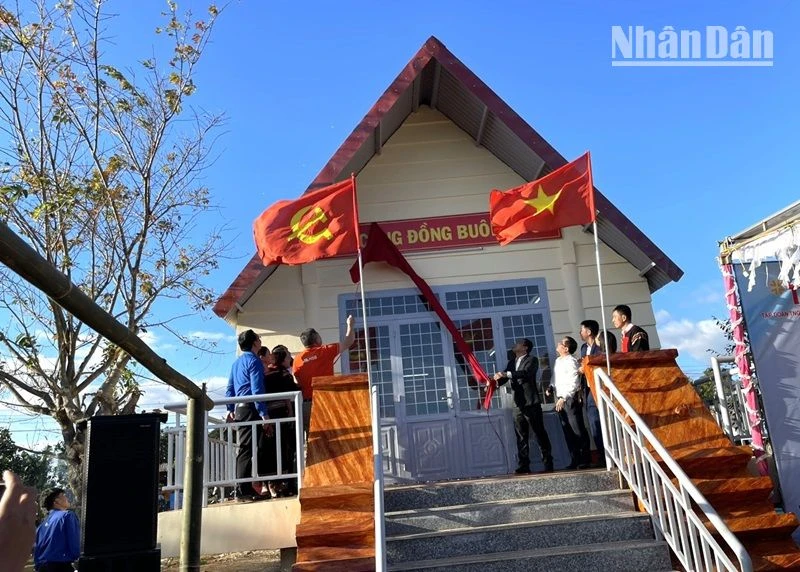 Lãnh đạo Ủy ban Mặt trận Tổ quốc Việt Nam tỉnh Đắk Lắk, báo Tiền Phong và nhà tài trợ tháo băng khánh thành nhà cộng đồng buôn Kđoh.