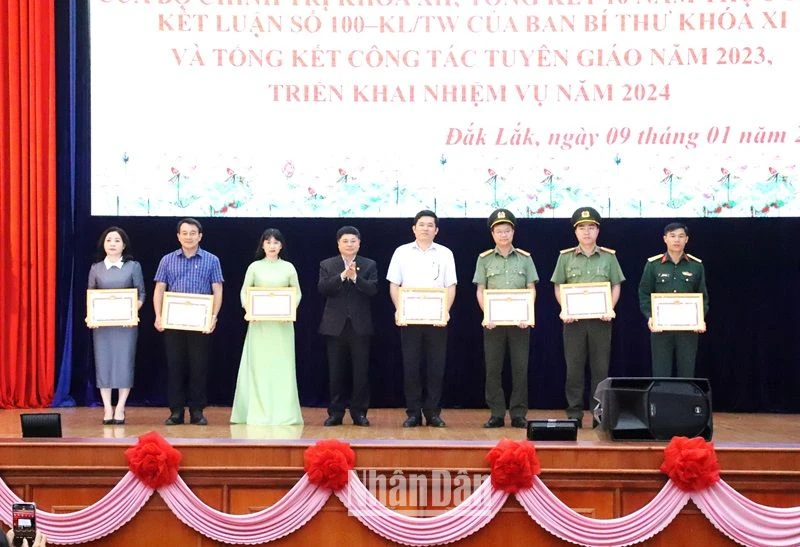 Thường trực Tỉnh ủy Đắk Lắk trao tặng Bằng khen của Tỉnh ủy Đắk Lắk cho các tập thể có thành tích xuất sắc trong thực hiện Nghị quyết số 35-NQ/TW của Bộ Chính trị.
