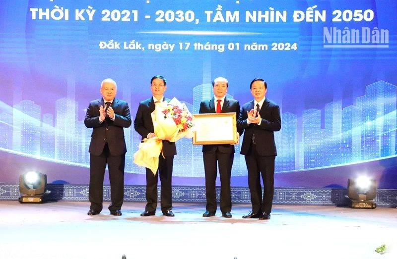 Phó Thủ tướng Chính phủ Trần Hồng Hà trao Quyết định phê duyệt quy hoạch tỉnh Đắk Lắk thời kỳ 2021-2030, tầm nhìn đến năm 2050 của Thủ tướng Chính phủ cho lãnh đạo tỉnh Đắk Lắk.