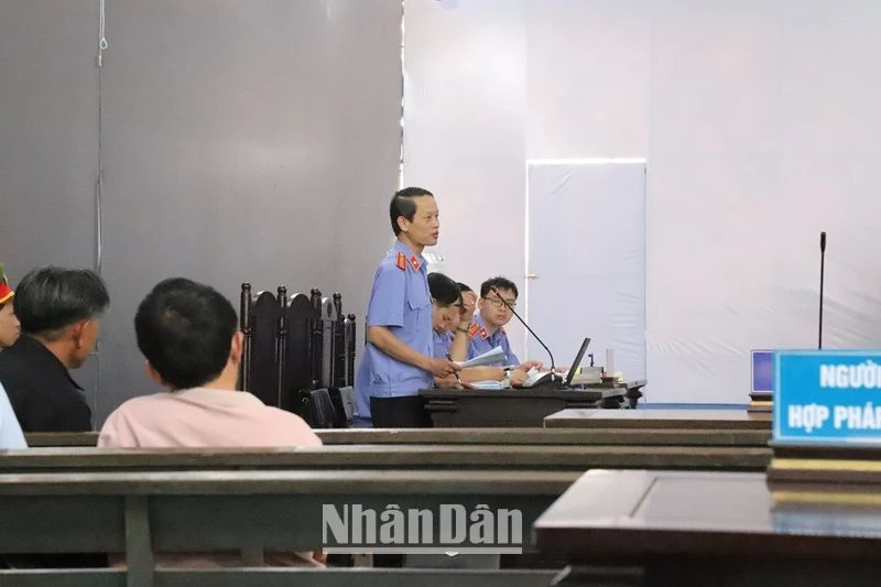 Đại diện Viện Kiểm sát nhân dân tỉnh Đắk Lắk thực hành quyền công tố và kiểm sát án tại phiên tòa tranh luận với các luật sư, cán bộ hỗ trợ tư pháp bảo vệ quyền lợi cho các bị cáo về bản luận tội của Viện Kiểm sát. 