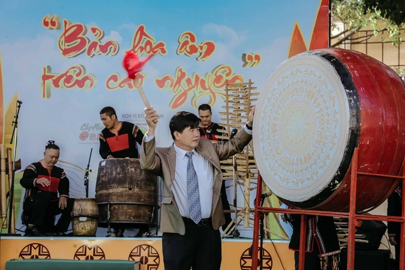 Phó Chủ tịch Ủy ban nhân dân tỉnh Đắk Lắk Nguyễn Thiên Văn đánh trống khai hội Ngày thơ Việt Nam lần thứ 22 năm 2024 tại Đắk Lắk.