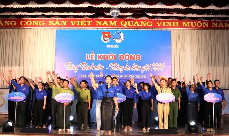 Đoàn viên, thanh niên tỉnh Đắk Lắk thể hiện quyết tâm hưởng ứng Tháng Thanh niên - Tháng ba biên giới năm 2024.