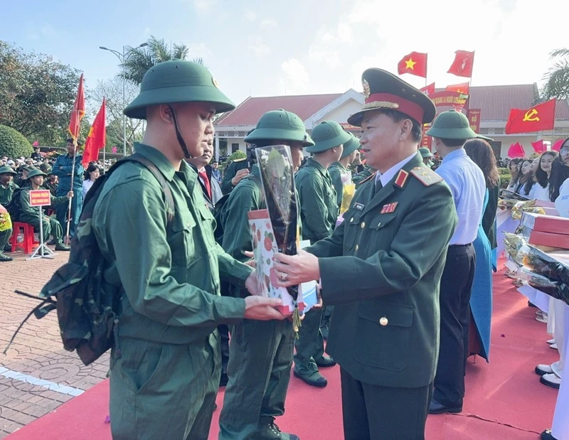Trung tướng Thái Đại Ngọc, Ủy viên Trung ương Đảng, Tư lệnh Quân khu 5 tặng hoa và quà tiễn thanh niên thị xã Buôn Hồ lên đường nhập ngũ.