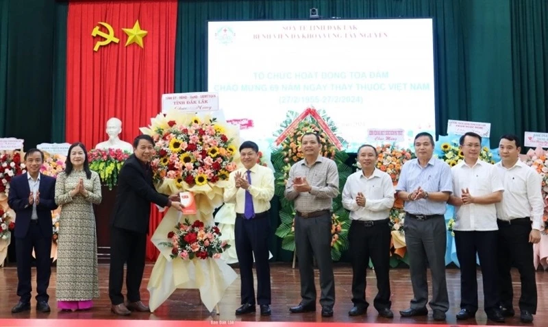 Phó Bí thư Thường trực Tỉnh ủy Đắk Lắk và đoàn công tác tặng hoa, chúc mừng đội ngũ cán bộ và y bác sĩ Bệnh viện đa khoa vùng Tây Nguyên. 