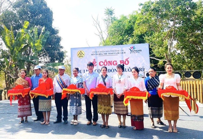 Các đại biểu cắt băng công bố du lịch cộng đồng đối với buôn Trí, xã Krông Na, huyện Buôn Đôn, tỉnh Đắk Lắk.