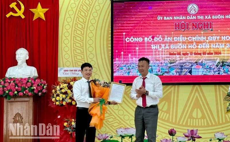 Lãnh đạo Sở Xây dựng tỉnh Đắk Lắk trao quyết định của Ủy ban nhân dân tỉnh phê duyệt Đồ án điều chỉnh Quy hoạch chung thị xã Buôn Hồ đến năm 2045 cho lãnh đạo Ủy ban nhân dân thị xã Buôn Hồ.