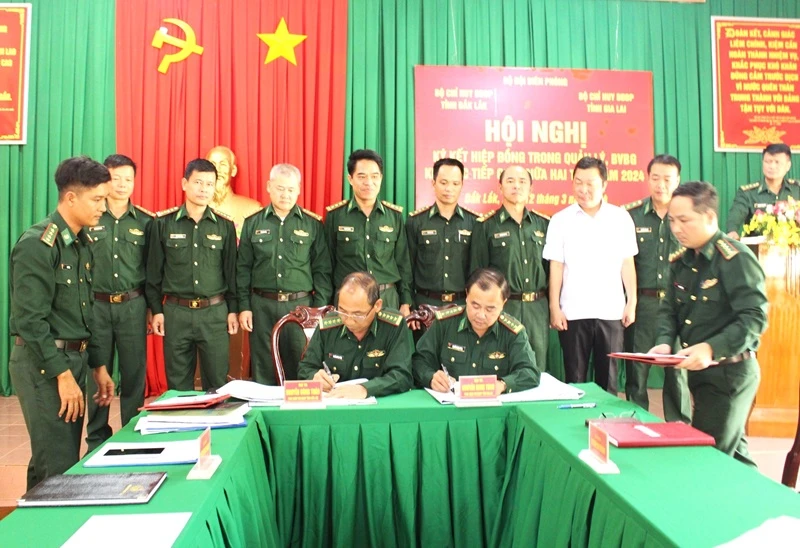 Lãnh đạo Bộ Chỉ huy Bộ đội Biên phòng tỉnh Đắk Lắk và Gia Lai ký kết hiệp đồng bảo vệ biên giới tiếp giáp.