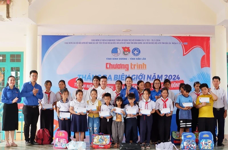 Đoàn công tác của Tỉnh đoàn Đắk Lắk và Bình Dương trao tặng quà cho học sinh có hoàn cảnh khó khăn xã Ea Huar, huyện Buôn Đôn.