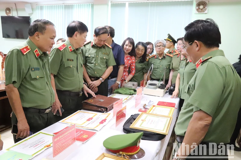 Các hiện vật của 6 liệt sĩ Công an tỉnh Đắk Lắk hy sinh trong vụ khủng bố ngày 11/6/2023 tại xã Ea Tiêu và Ea Ktur, huyện Cư Kuin được người thân đưa đến buổi lễ trao tặng cho Bảo tàng Công an nhân dân.