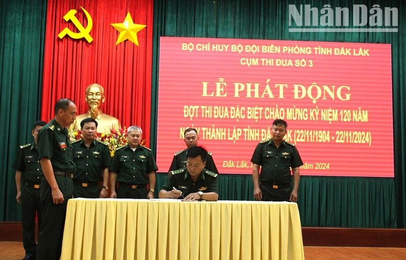 Các đơn vị Cụm thi đua số 3 Bộ đội Biên phòng tỉnh Đắk Lắk ký cam kết thi đua đặc biệt chào mừng 120 năm Ngày thành lập tỉnh Đắk Lắk .