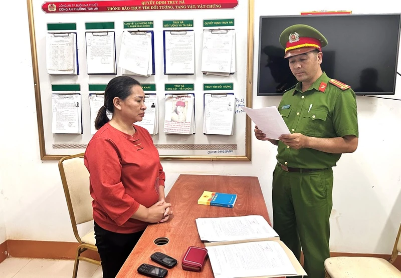 Cơ quan Cảnh sát điều tra, Công an tỉnh Đắk Lắk công bố quyết định khởi tố bị can và bắt tạm giam đối với Trần Thị Thúy.