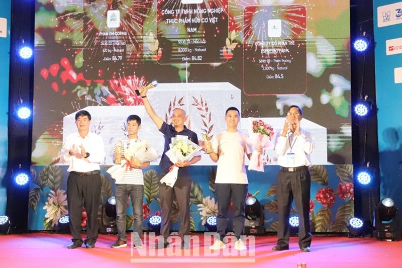 Phó Chủ tịch Ủy ban nhân dân tỉnh Đắk Lắk Nguyễn Thiên Văn và Chủ tịch Hiệp hội Cà-phê Buôn Ma Thuột Trịnh Đức Minh trao giải Nhất, Nhì, Ba cho các doanh nghiệp đoạt giải về cà-phê Robusta.